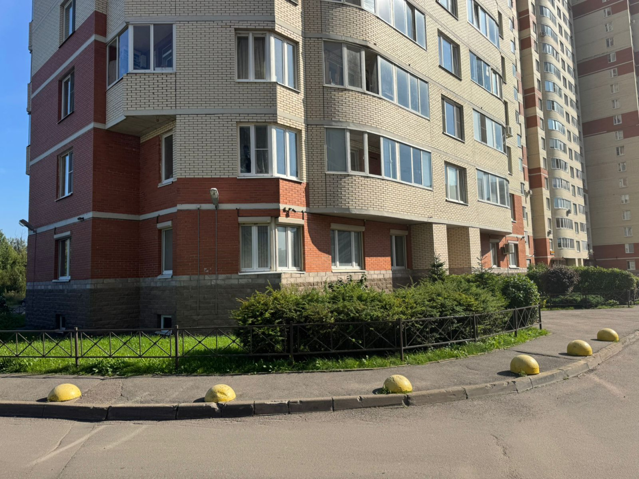 фасад дома, здание по адресу г Санкт-Петербург, ул Ворошилова, д 33 к 1